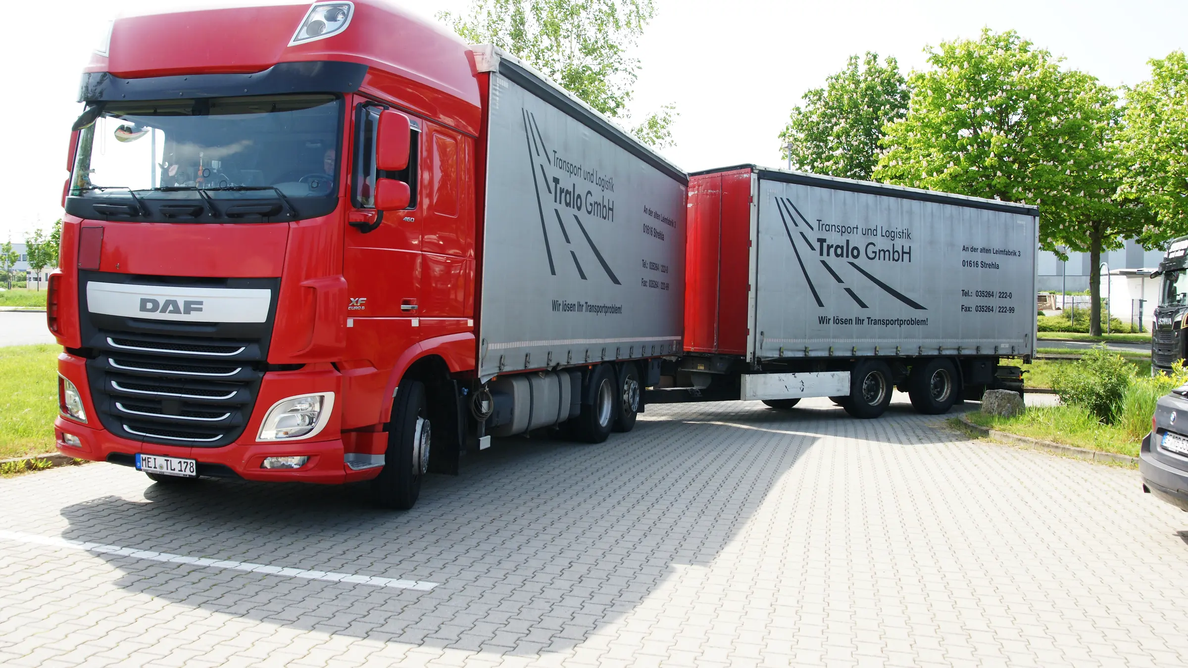 Gliederzug mit Motorwagen und Anhänger auf dem Hof der Waschanlage im GVZ Erfurt