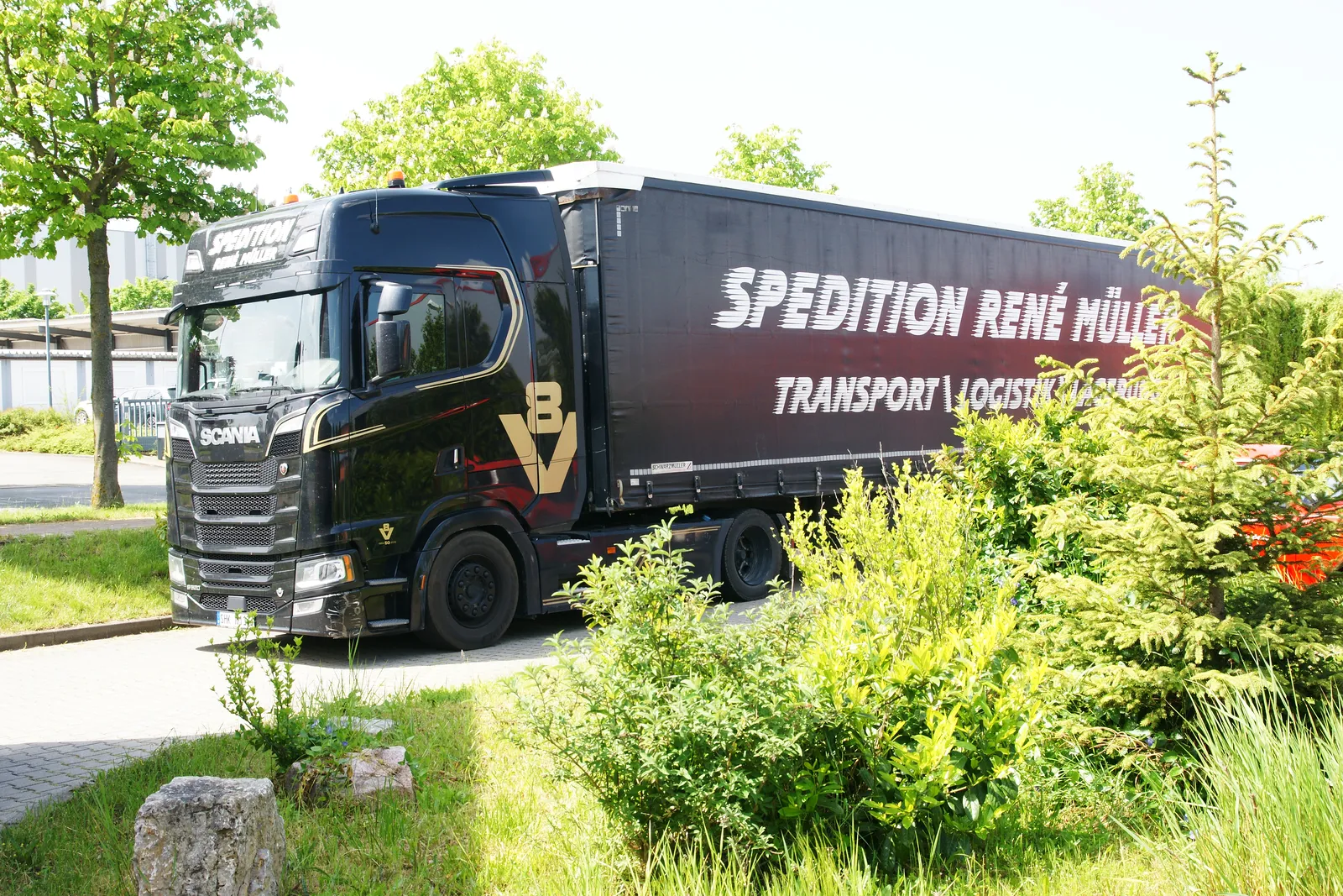 Schwarzer Sattelzug einer Spedition nach der Wäsche auf dem Gelände im GVZ Erfurt
